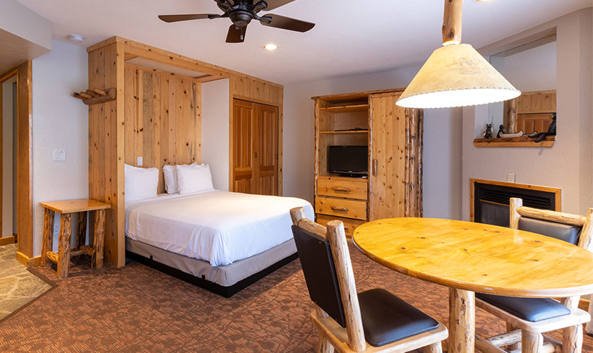 Red Wolf Lodge at Squaw Valley bed
